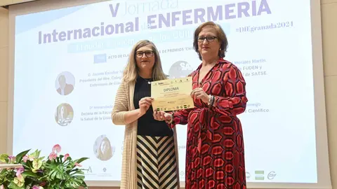 Eva Manuela Cotobal, recogiendo el segundo premio en la V Jornada Internacional de Enfermer&iacute;a