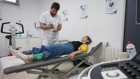 Un m&eacute;dico atiende a una mujer en su consulta