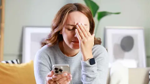 Una mujer avisada por SMS de la &uacute;ltima novedad de la Seguridad Social