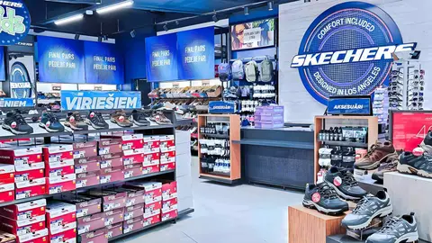 Interior de tienda de calzado Skechers