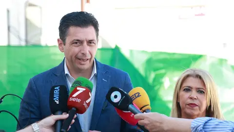 El parlamentario del PSOE andaluz, Rafa M&aacute;rquez y Mamen S&aacute;nchez | Cristo Garc&iacute;a