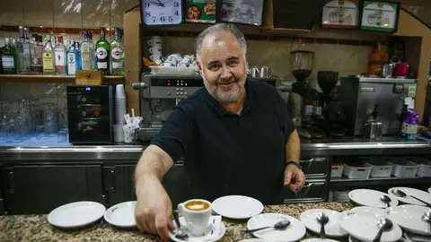 Un camarero sirve un caf&eacute; en un bar