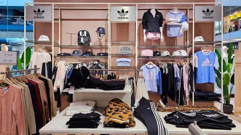 Tienda de la firma Adidas de moda de mujer