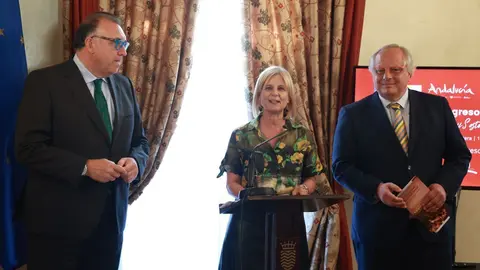 Mar&iacute;a Jos&eacute; Garc&iacute;a-Pelayo junto a Arturo Bernal y Miguel Mirones | Cristo Garc&iacute;a