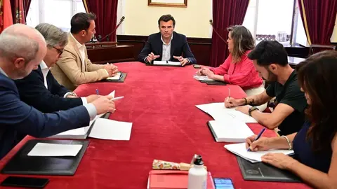 Bruno Garc&iacute;a, durante su reuni&oacute;n con los grupos de la oposici&oacute;n