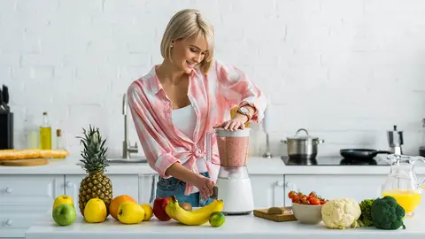 Mujer prepara un rico batido