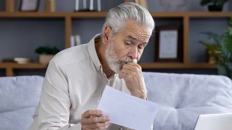 Un pensionista preocupado por el estado de su pensi&oacute;n de jubilaci&oacute;n de la Seguridad Social