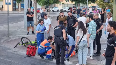 Personal sanitario atendiendo al joven tras sufrir un ataque epil&eacute;ptico en la barriada de La Granja | Jes&uacute;s Catal&aacute;n