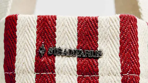 Bolso de tela con rayas de Stradivarius
