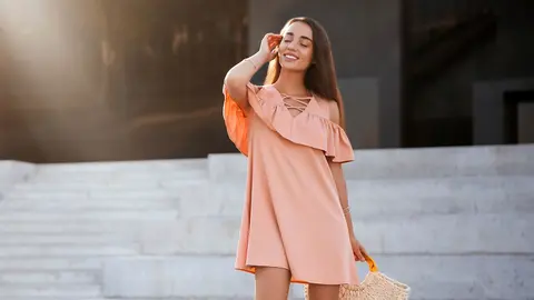 Mujer joven pasea por la ciudad