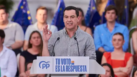 Juanma Moreno en un mitin del PP en Sevilla | Salvador L&oacute;pez Medina para El MIRA
