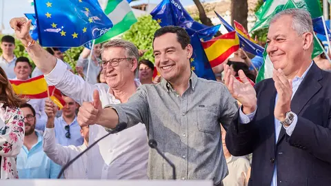 Feij&oacute;o, Juanma Moreno y Jos&eacute; Luis Sanz en un mitin del PP en Sevilla | Salvador L&oacute;pez Medina para El MIRA