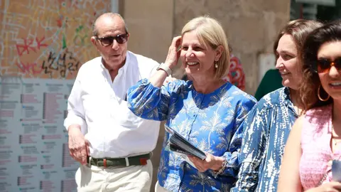 Mar&iacute;a Jos&eacute; Garc&iacute;a-Pelayo repartiendo papeletas electorales en el centro de Jerez | Cristo Garc&iacute;a