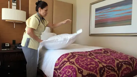 Un camarera de piso trabajando en un hotel