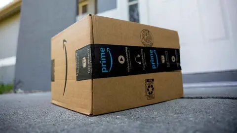 Las zapatillas de Adidas en una caja de Amazon