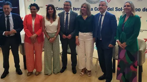 Almudena Mart&iacute;nez, junto a los otros participantes en el Foro