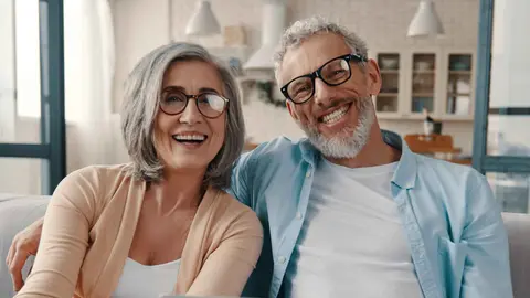 Dos futuros pensionistas comprobando el estado de su pensi&oacute;n de la Seguridad Social