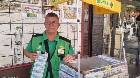 Antonio Atencia vendedor de la ONCE en Benalm&aacute;dena