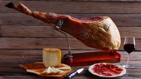 Jam&oacute;n ib&eacute;rico 100% de bellota Esencia&uacute;nica pieza 6,7 kg de COVAP y queso curado de oveja