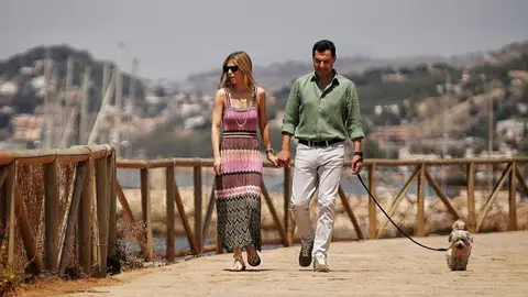Juanma Moreno paseando con su esposa y su perro en una jornada de reflexi&oacute;n