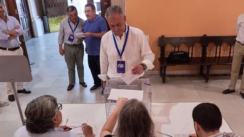 Jos&eacute; Luis Sanz, alcalde de Sevilla, votando en las elecciones europeas | Salvador L&oacute;pez Medina para El MIRA