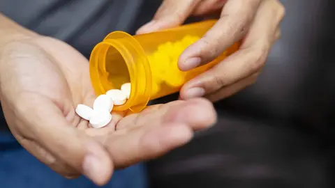 Un hombre con pastillas