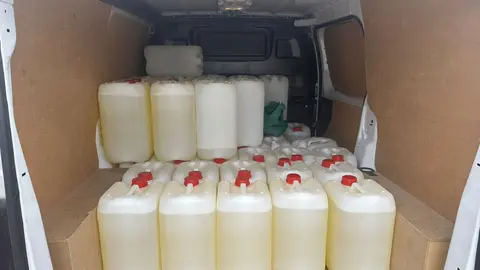 Garrafas de gasolina en la furgoneta