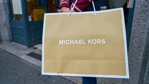 Clienta con bolsa de compra de Michael Kors