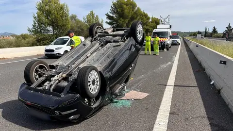 Coche volcado en la carretera tras un accidente