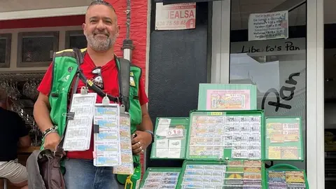 Juan Carlos Cer&eacute;n, vendedor de la ONCE en Rota