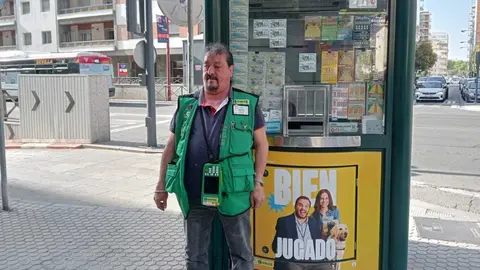 Antonio Vel&aacute;zquez, vendedor de la ONCE en los Remedios