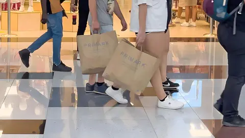 Clientas de compras en Primark