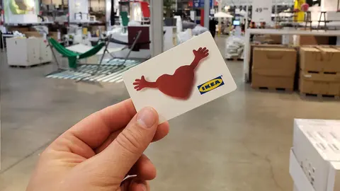 Cliente muestra su tarjeta IKEA Family con grandes descuentos en gran variedad de muebles y complementos