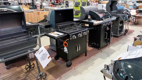 Secci&oacute;n de barbacoas en hipermercado