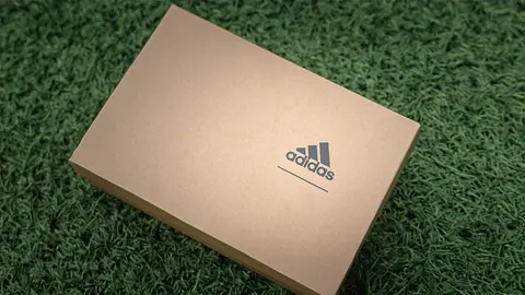 Caja de calzadode cart&oacute;n de la firma Adidas