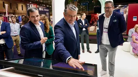 Antonio Sanz, durante su visita al stand de Andaluc&iacute;a en el evento 'Digital Enterprise Show 2024'