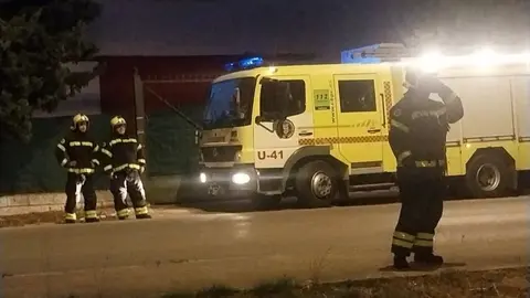 Bomberos del Parque de Jerez actuando en un incendio de madrugada en una foto de archivo | CBPC