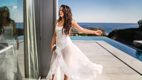 Mujer en verano en casa de lujo vestida de moda ibicenca