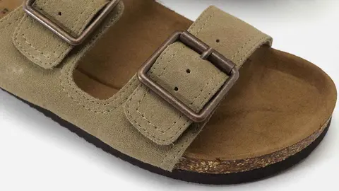 Sandalias planas de piel con hebillas decorativas y tiras en liso Parfois en El Corte Ingl&eacute;s