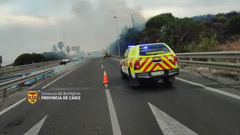 Incendio en la autov&iacute;a A-7 a la altura de Algeciras