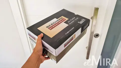 Entrega de caja de zapatillas Skechers