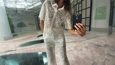 Camisa y pantal&oacute;n blanco de encaje en las tiendas Zara