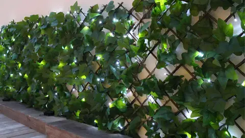 Celos&iacute;a extensible de hiedra con sistema de iluminaci&oacute;n LED SINDER de Leroy Merlin