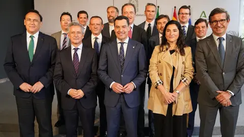 Juanma Moreno, en su encuentro con representantes de Aeroespace