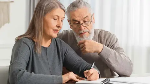 Una pareja de pensionistas revisa su pensi&oacute;n de la Seguridad Social