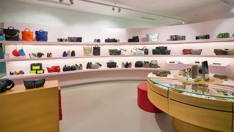 Bolsos en la tienda Bimba y Lola en centro comercial