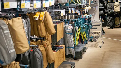 Secci&oacute;n de camping, acampada, playa y senderismo de Decathlon