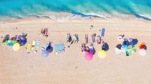 Vista &aacute;rea de sombrillas en la playa