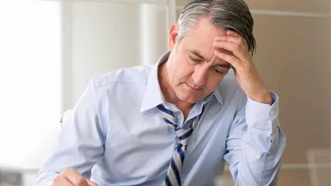 Un pensionista comprueba el estado de su pensi&oacute;n de la Seguridad Social