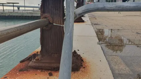 El paseo mar&iacute;timo de Astilleros presenta desperfectos